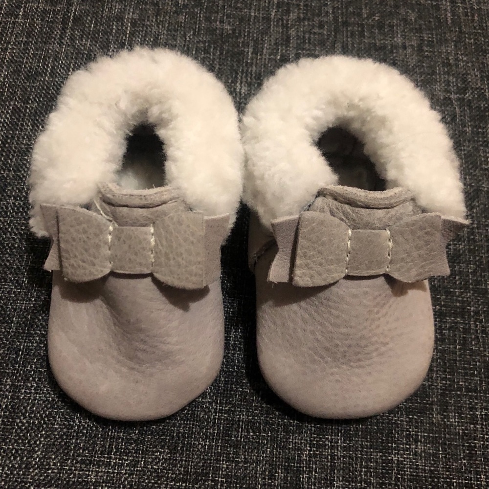 Freshly picked salt flat shearling bow moccs